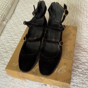 Women’s black velvet shoes